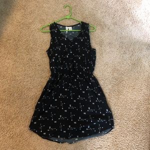Black arrow sleeveless dress